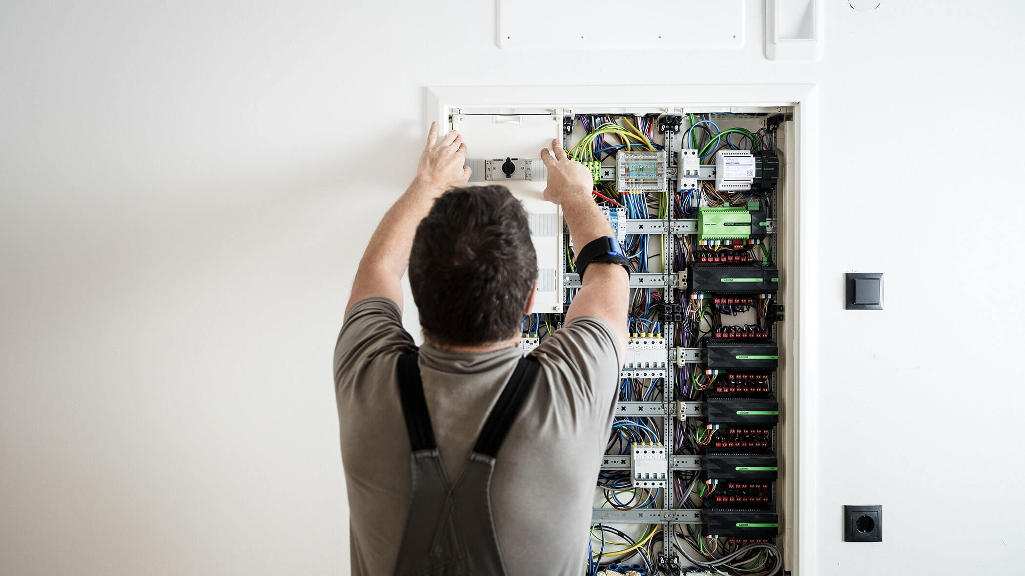 Elektriker macht eine Rohinstallation - Elektro Felderer