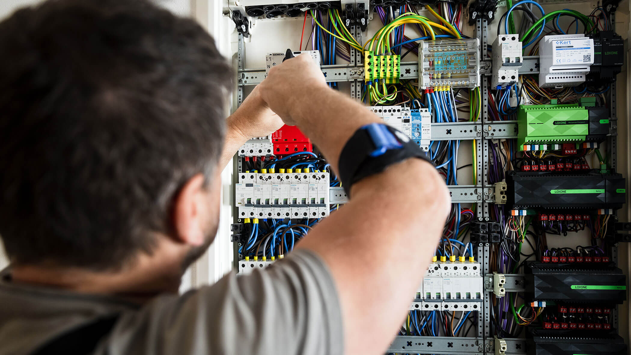 Elektriker macht eine Rohinstallation - Elektro Felderer