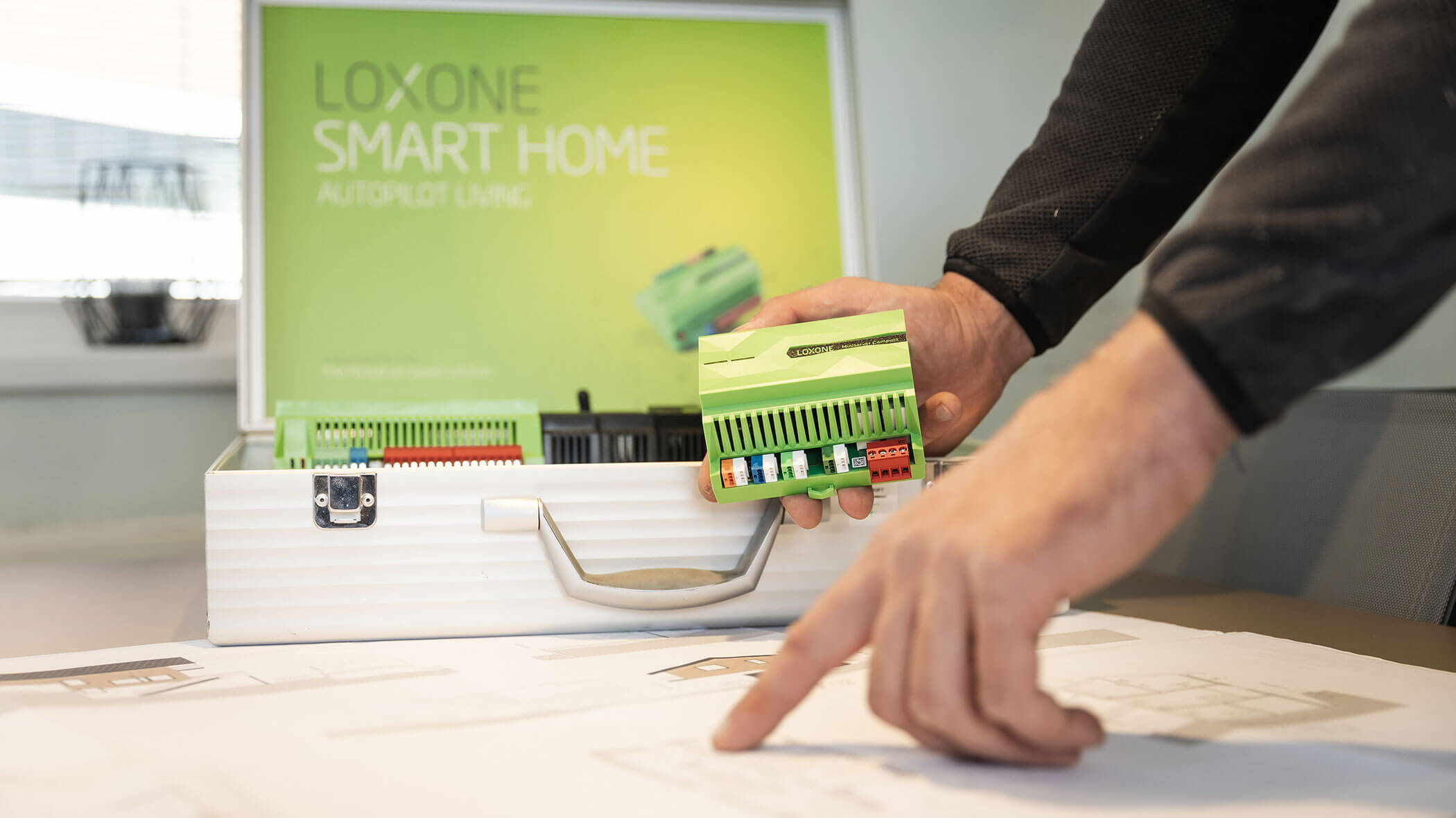 Elektriker erklärt das System von Loxone, eine Haus- und Gebäudeautomation - Elektro Felderer