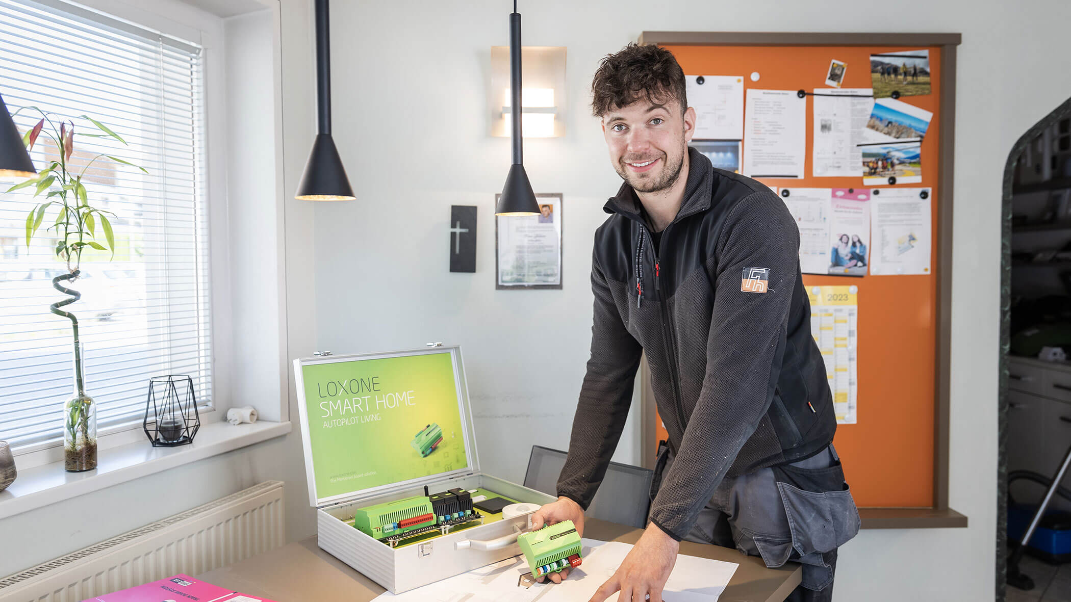 Elektriker hält Loxone, eine Hausautomation in der Hand - Elektro Felderer