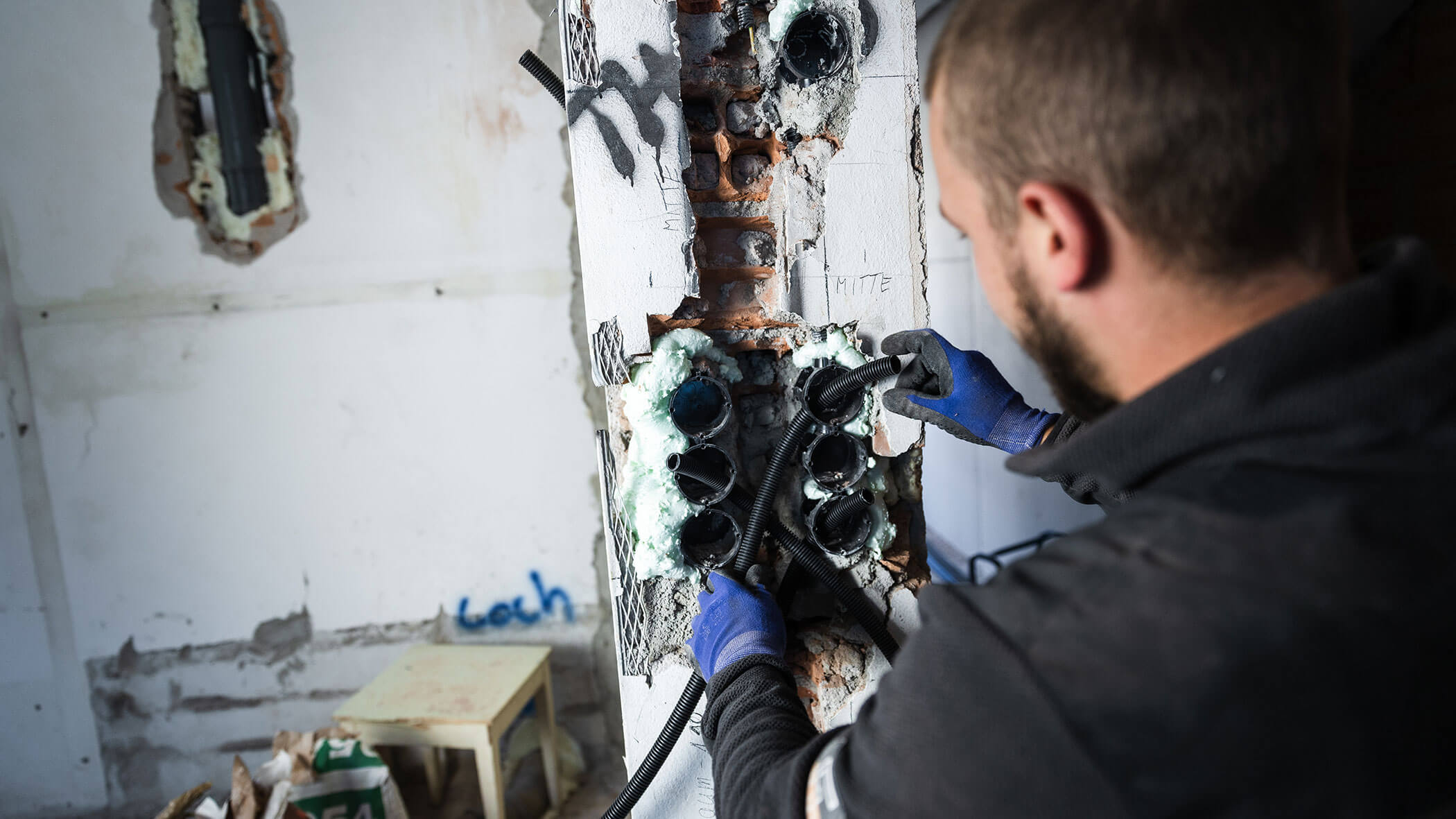 Elektriker macht eine Rohbauinstallation - Elektro Felderer