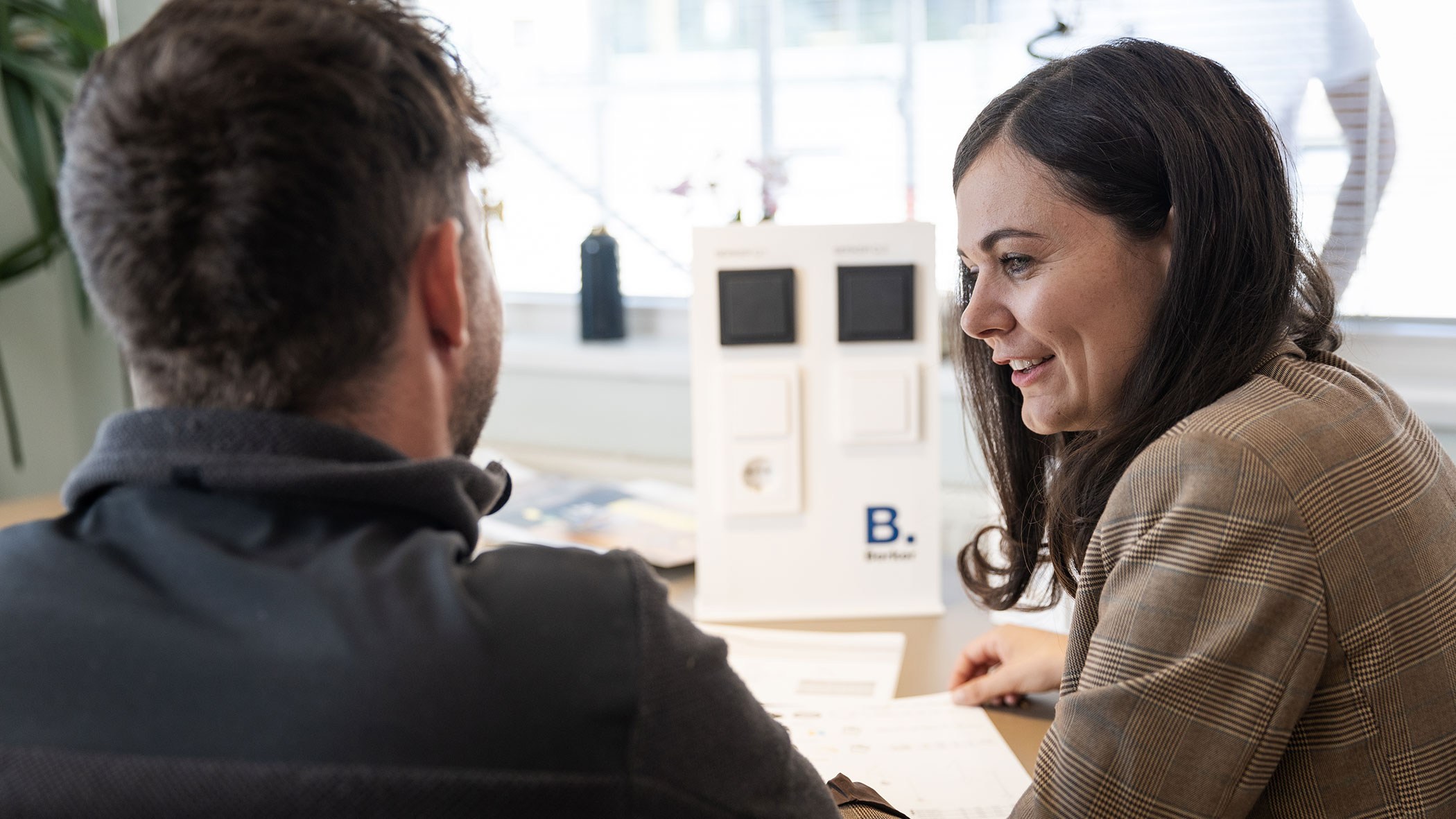 Elektriker und Bürofachkraft tauschen sich aus - Elektro Felderer